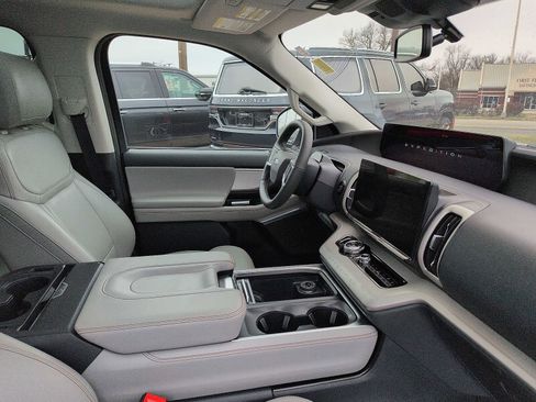 Used 2025 Ford Expedition Active image 10