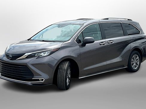 Used 2023 Toyota Sienna XLE image 13