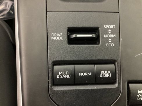 Used 2022 Toyota Highlander XLE AWD/4WD image 27
