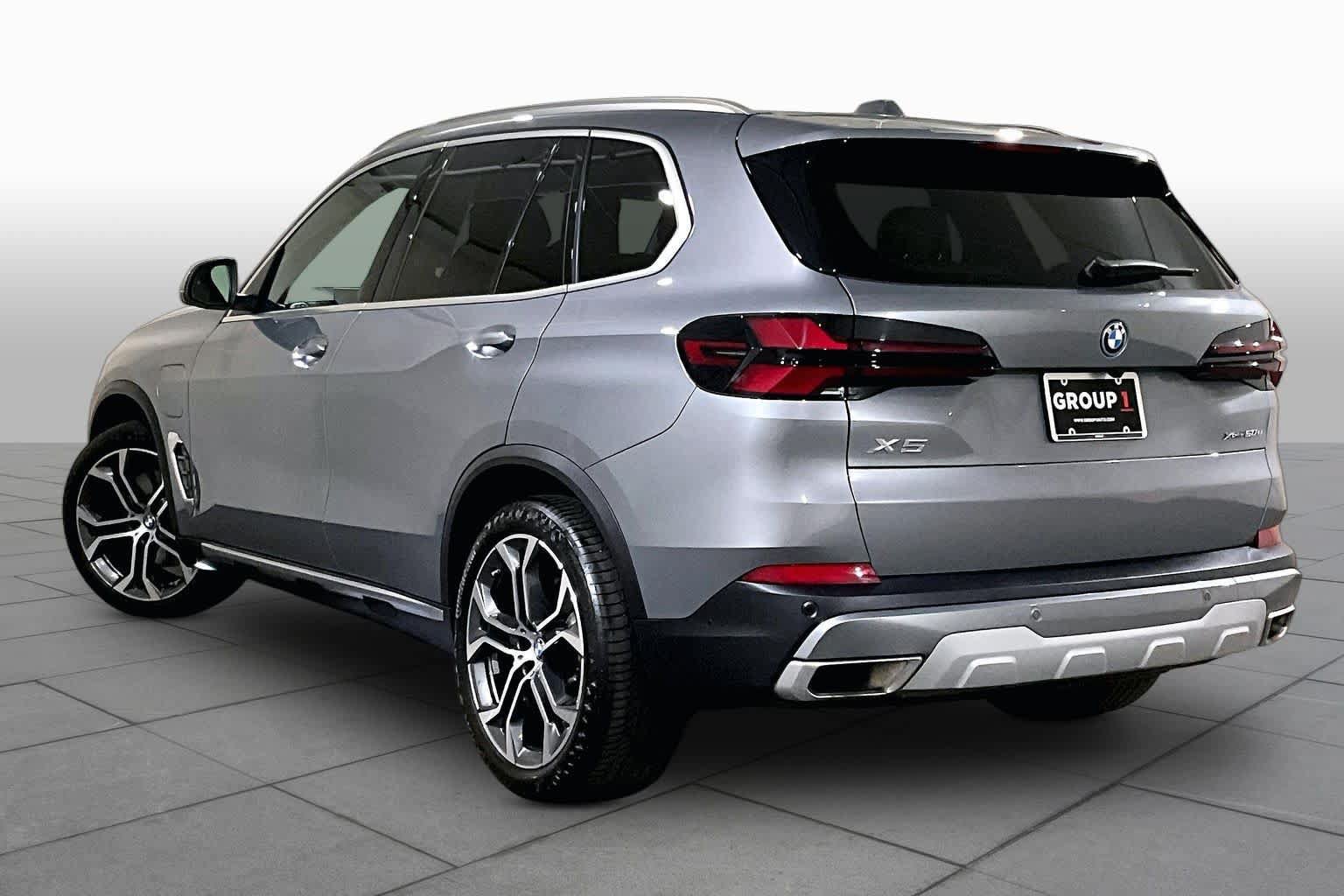 Used 2025 BMW X5 xDrive50e w/ Parking Assistance Package AWD/4WD image 11