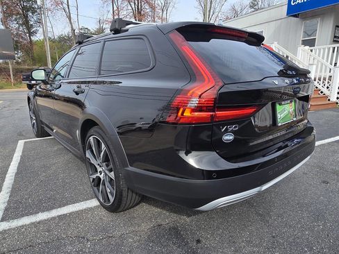 Used 2021 Volvo V90 T6 Cross Country image 4