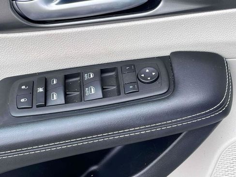 Used 2024 Chrysler Pacifica Touring-L FWD image 33