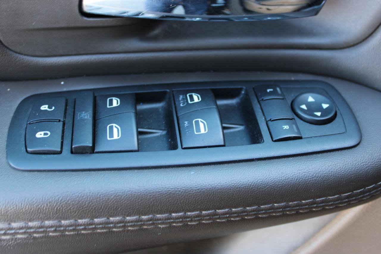 Used 2015 Chrysler Town & Country Touring-L w/ Driver Convenience Group FWD image 15