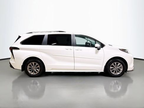 Used 2025 Toyota Sienna LE image 6