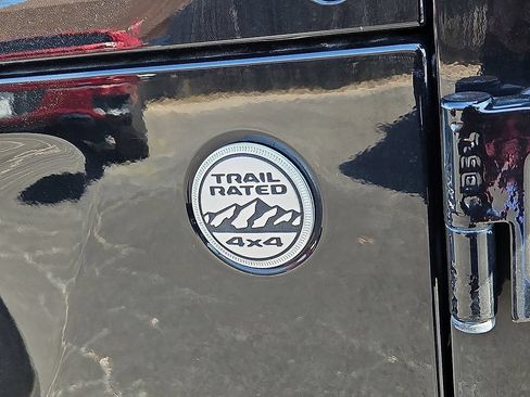 Used 2018 Jeep Wrangler Unlimited Sahara AWD/4WD image 14