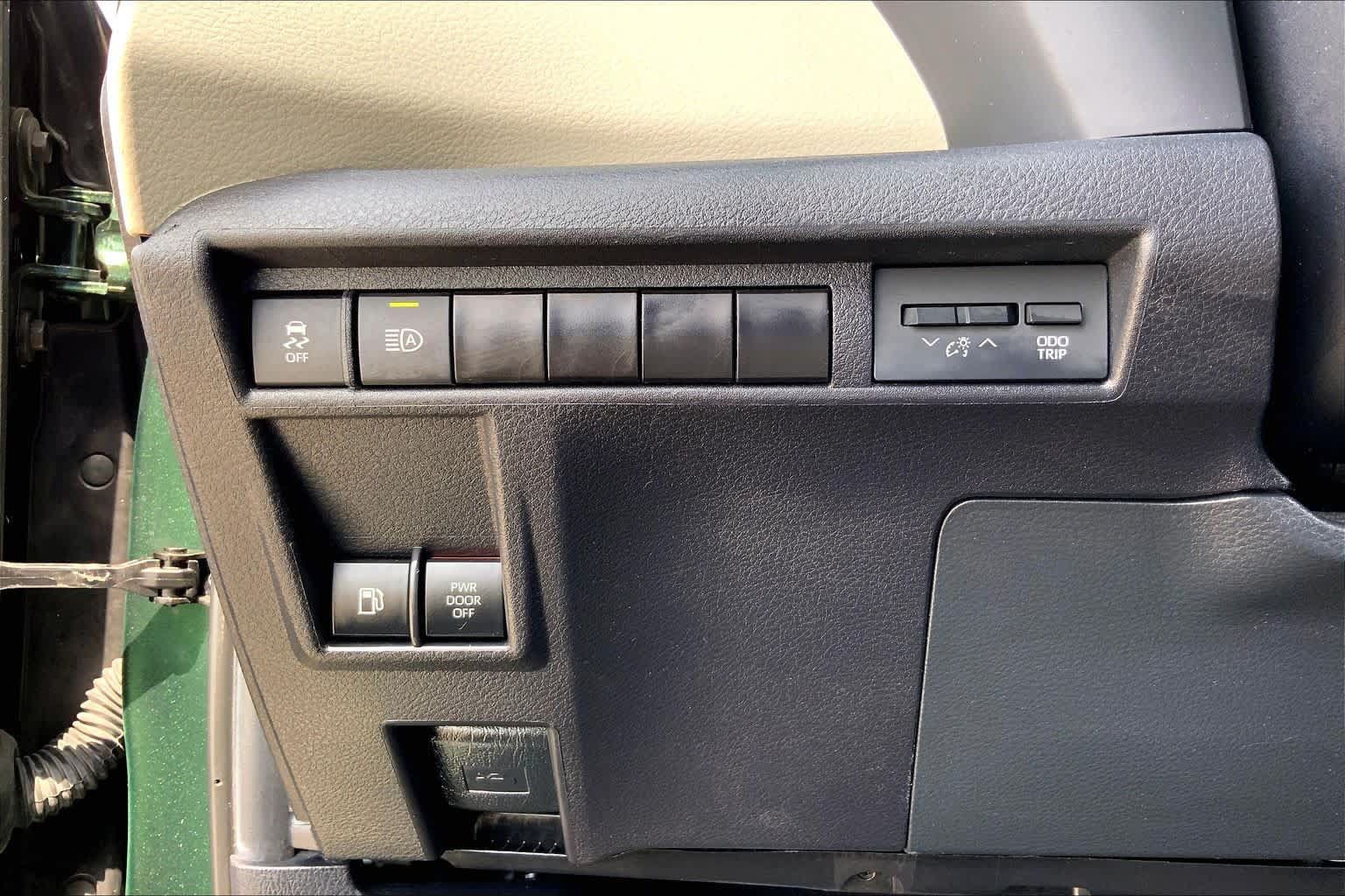Used 2024 Toyota Sienna Limited FWD image 33