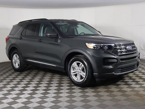 Used 2023 Ford Explorer XLT image 2