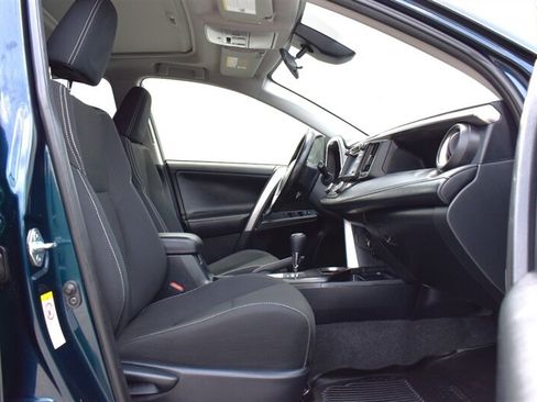 Used 2018 Toyota RAV4 XLE AWD/4WD image 29