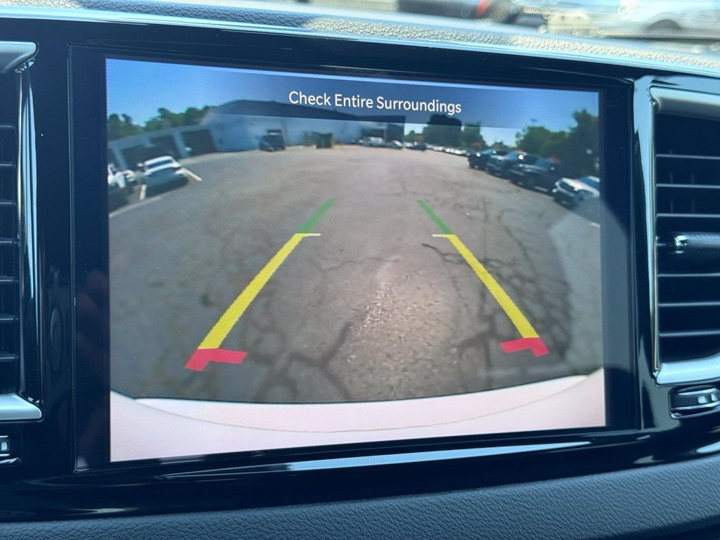 Used 2025 Chrysler Pacifica Select FWD image 11