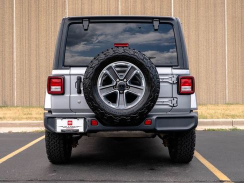Used 2018 Jeep Wrangler Unlimited Sahara w/ Cold Weather Group AWD/4WD image 8