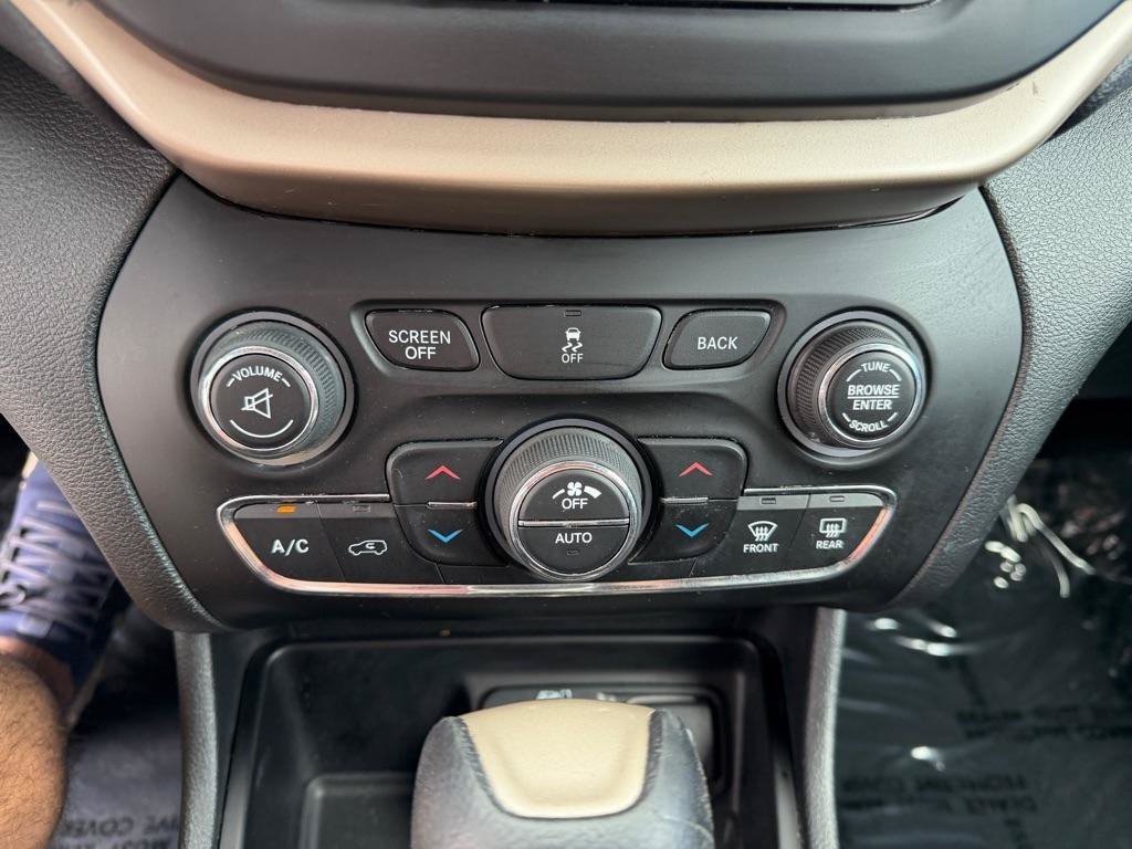 Used 2015 Jeep Cherokee Latitude w/ Comfort/Convenience Group FWD image 36