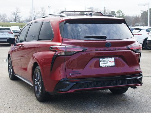 Used 2025 Toyota Sienna XSE w/ XSE Plus Package image 17