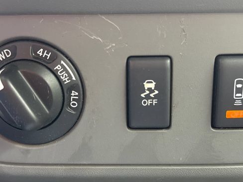 Used 2013 Nissan Frontier SV w/ SV Value Truck Pkg AWD/4WD image 35