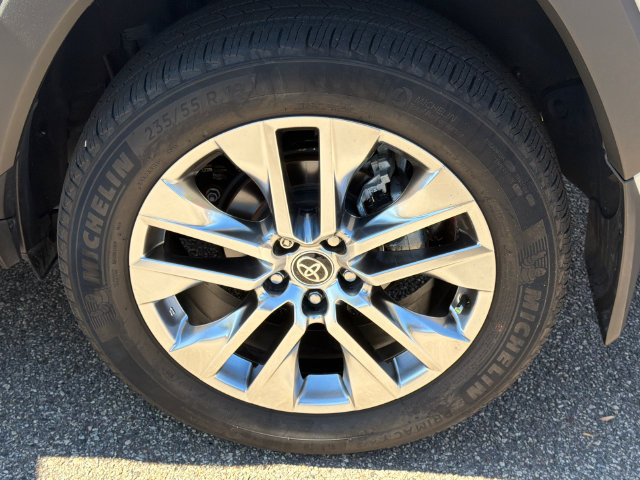 Used 2021 Toyota RAV4 XLE Premium AWD/4WD image 21