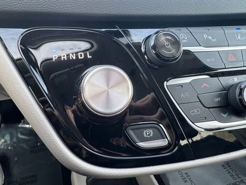 Used 2024 Chrysler Pacifica Touring-L image 21