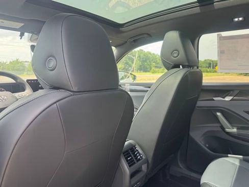 New 2026 Volkswagen Tiguan SE R-Line FWD image 16