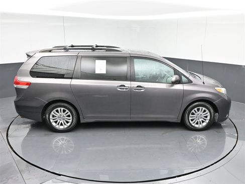 Used 2013 Toyota Sienna XLE image 12