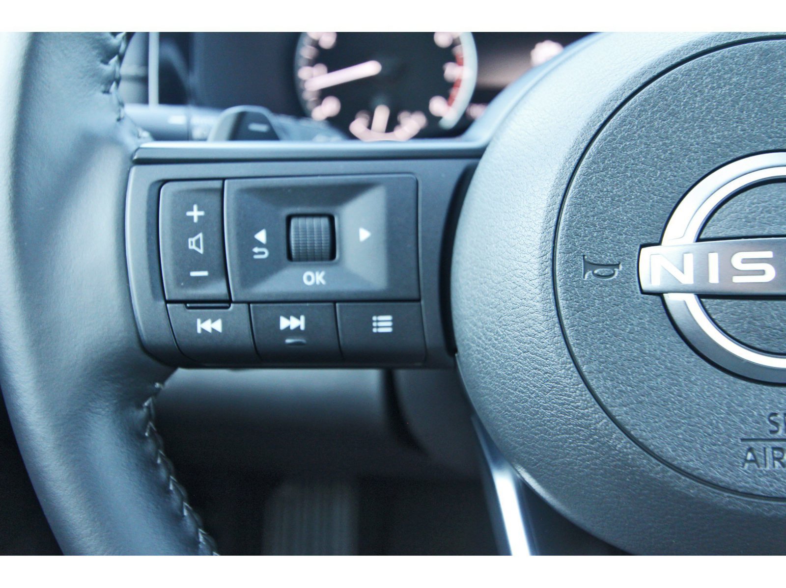 Certified 2025 Nissan Pathfinder SV w/ SV Premium Package FWD image 20