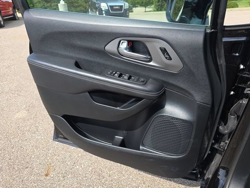 Used 2025 Chrysler Pacifica Select FWD image 29
