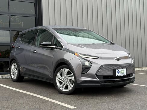 Used 2023 Chevrolet Bolt LT w/ Driver Confidence Package FWD image 3