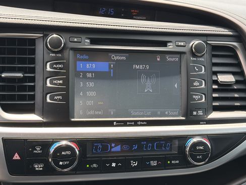 Used 2017 Toyota Highlander XLE FWD image 16