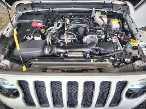 Used 2022 Jeep Wrangler Unlimited Sahara AWD/4WD image 26