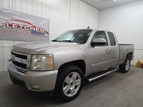 Used 2008 Chevrolet Silverado 1500 LT w/ Texas Edition image 2