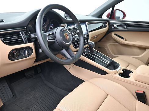 Certified 2025 Porsche Macan AWD/4WD image 4