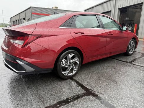Used 2025 Hyundai Elantra SEL FWD image 4