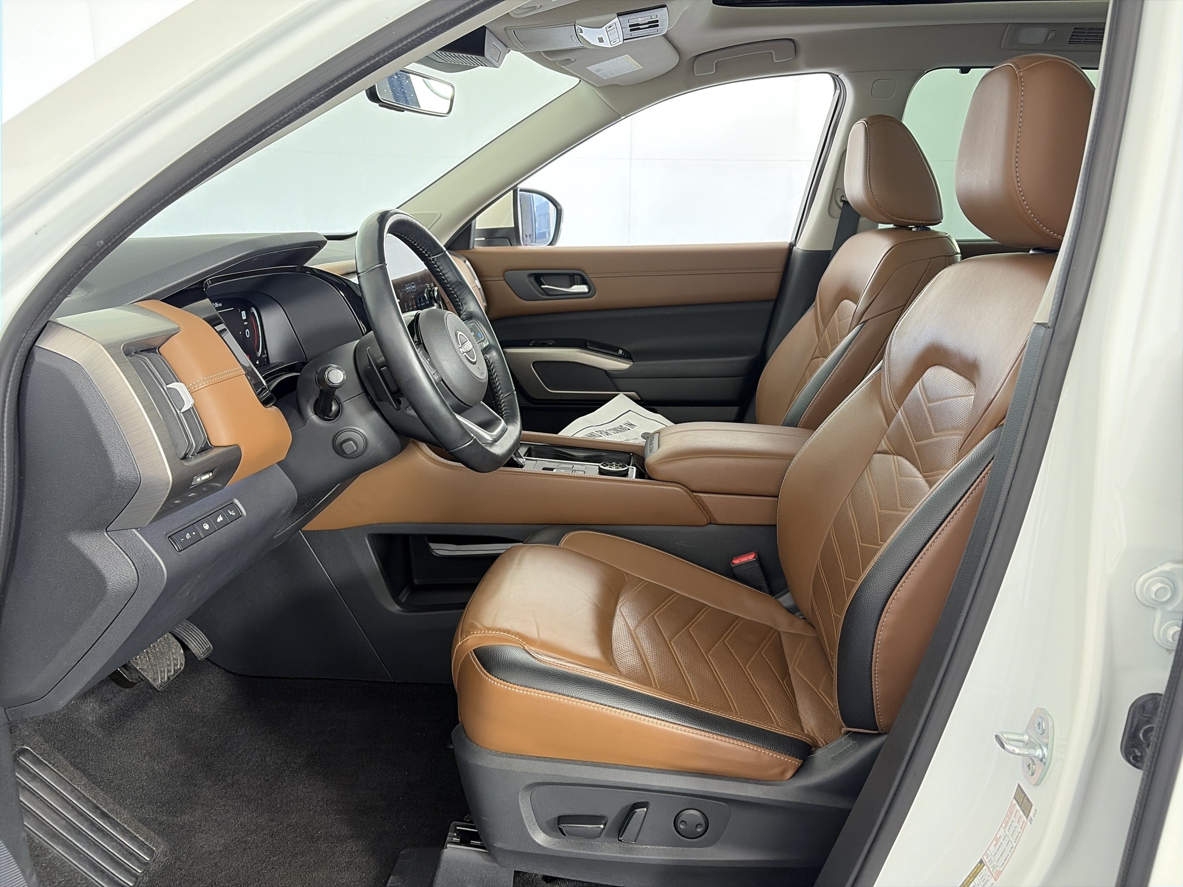 Used 2023 Nissan Pathfinder Platinum w/ Cargo Package AWD/4WD image 6