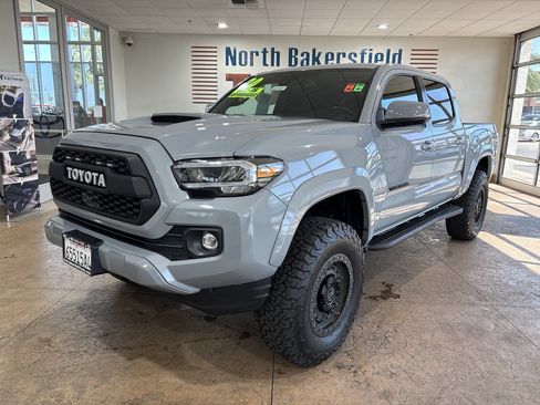 Used 2020 Toyota Tacoma TRD Sport w/ TRD Premium Sport Package AWD/4WD image 6