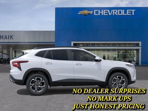 New 2026 Chevrolet Trax LT w/ Sunroof Package FWD image 5
