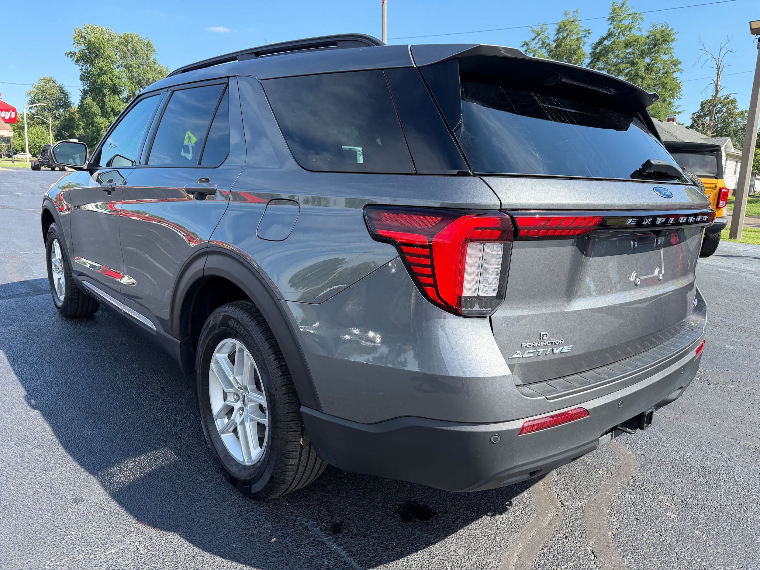 Used 2025 Ford Explorer Active AWD/4WD image 4