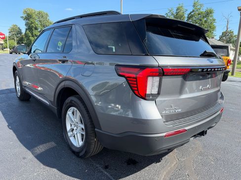 Used 2025 Ford Explorer Active AWD/4WD image 4