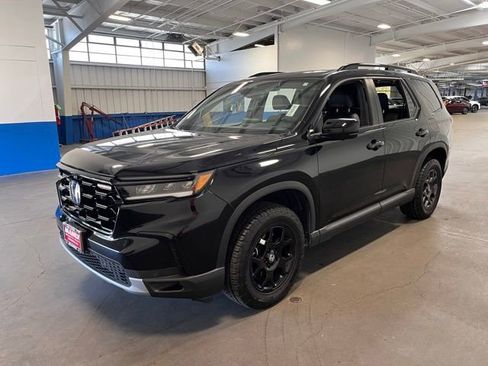 Used 2025 Honda Pilot TrailSport image 7