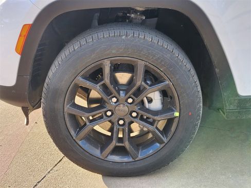 New 2025 Jeep Grand Cherokee Limited image 7