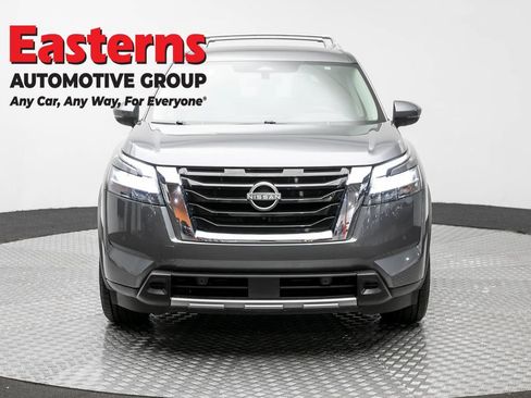 Used 2023 Nissan Pathfinder SL AWD/4WD image 2