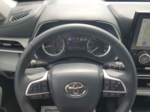Used 2025 Toyota Highlander XLE image 24