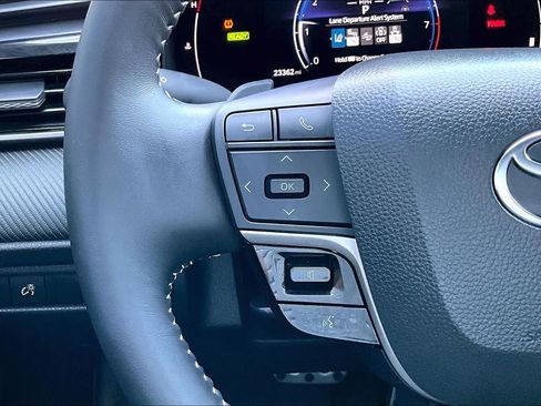 Used 2025 Toyota Camry SE w/ Convenience Package image 24