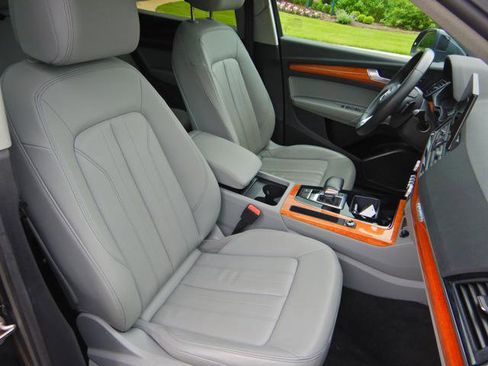 Used 2023 Audi Q5 2.0T Premium w/ Convenience Package AWD/4WD image 16