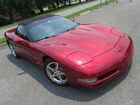Used 2001 Chevrolet Corvette Convertible w/ Preferred Equipment Group2 RWD image 11