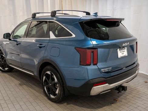 Certified 2025 Kia Sorento EX image 4