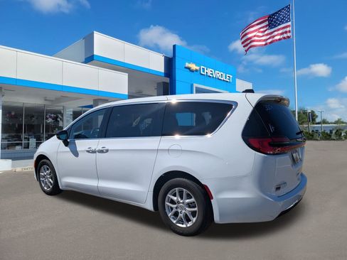 Used 2024 Chrysler Pacifica Touring-L image 6