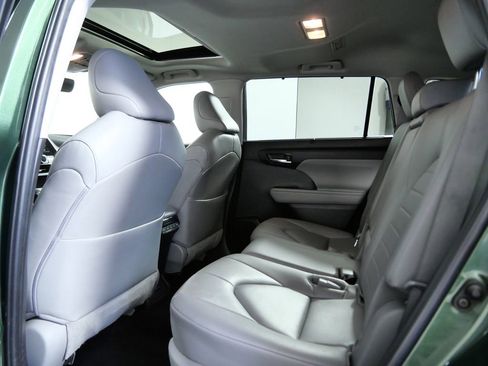 Used 2023 Toyota Highlander XLE AWD/4WD image 15