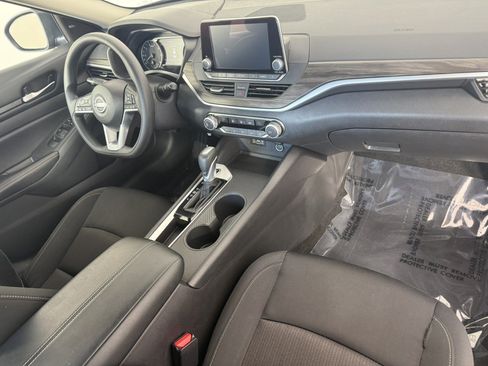 Used 2025 Nissan Altima 2.5 SV FWD image 11