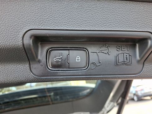 Used 2023 Ford Explorer XLT image 30