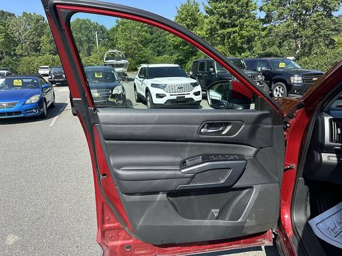 Used 2024 Nissan Pathfinder SL w/ SL Premium Package FWD image 14