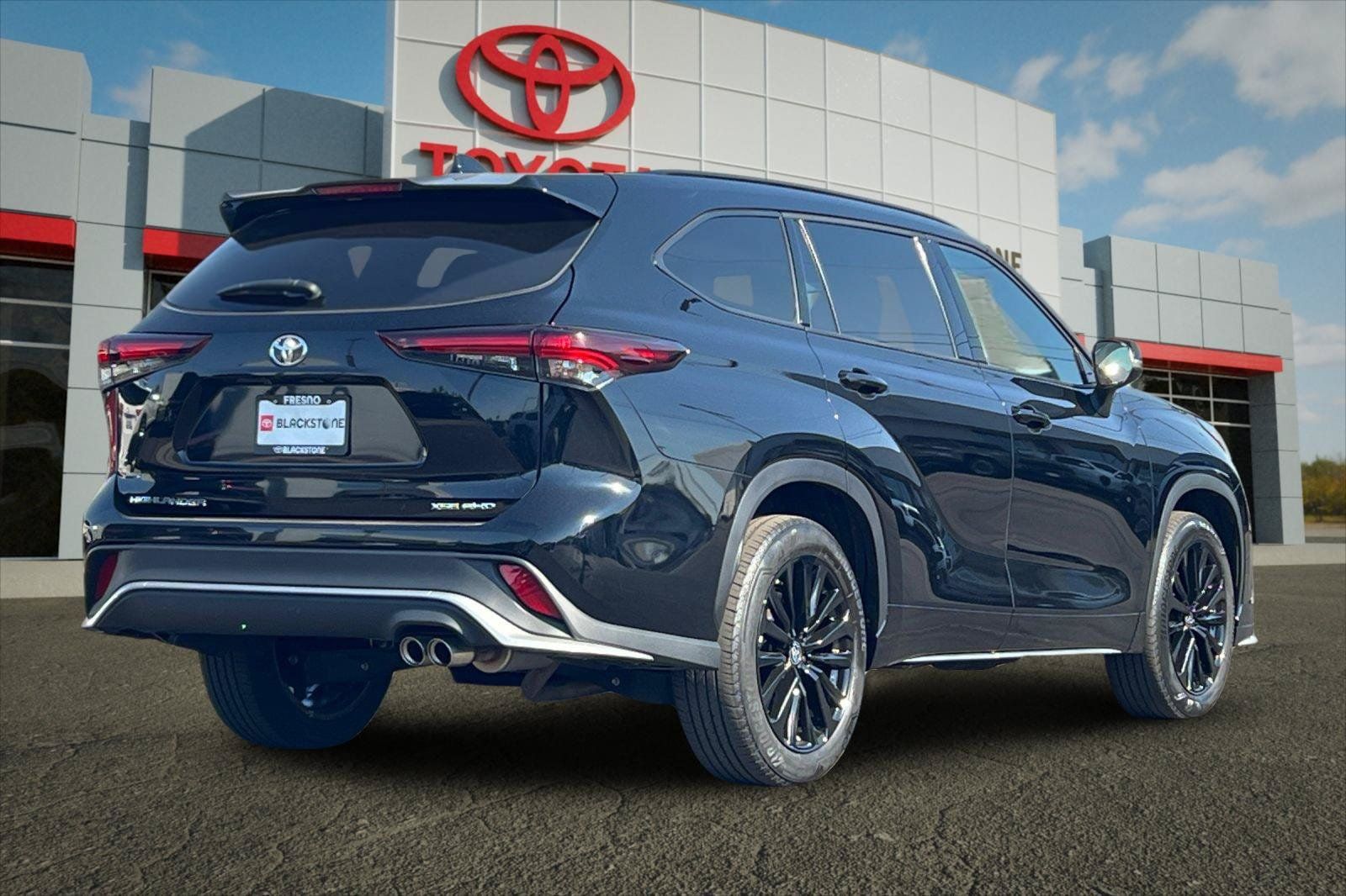 Used 2025 Toyota Highlander XSE AWD/4WD image 3