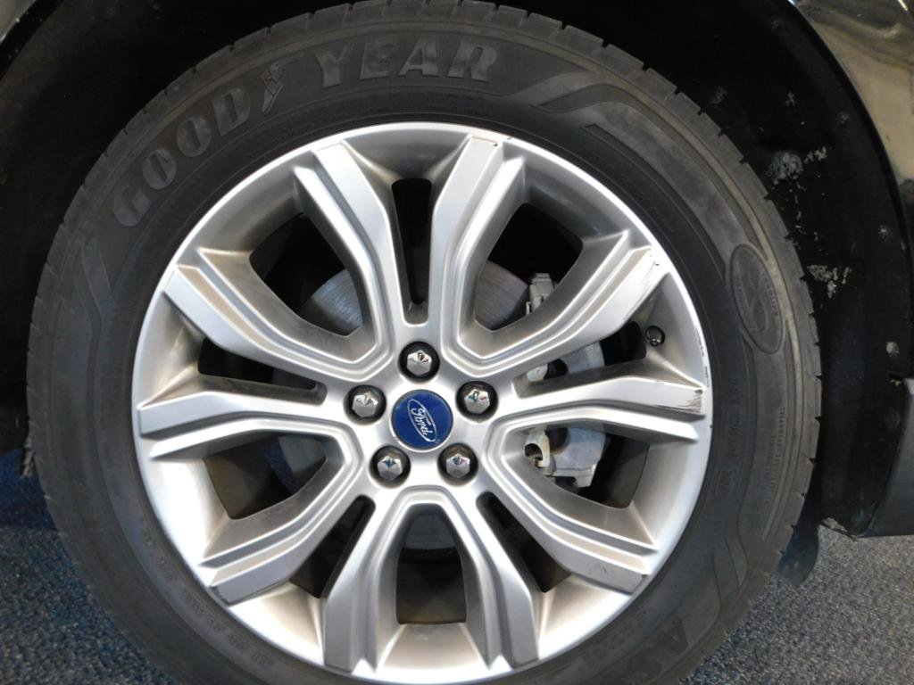 Used 2019 Ford Edge Titanium FWD image 18