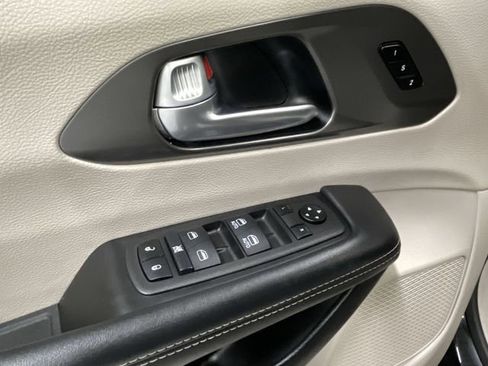 Used 2024 Chrysler Pacifica Touring-L image 23